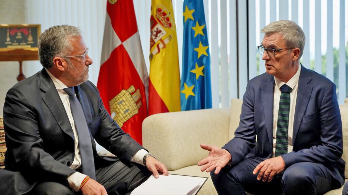 El expresidente de las Cortes, Carlos Pollán, y el titular de la AICCYL, Luis Gracia, en una imagen de archivo.
