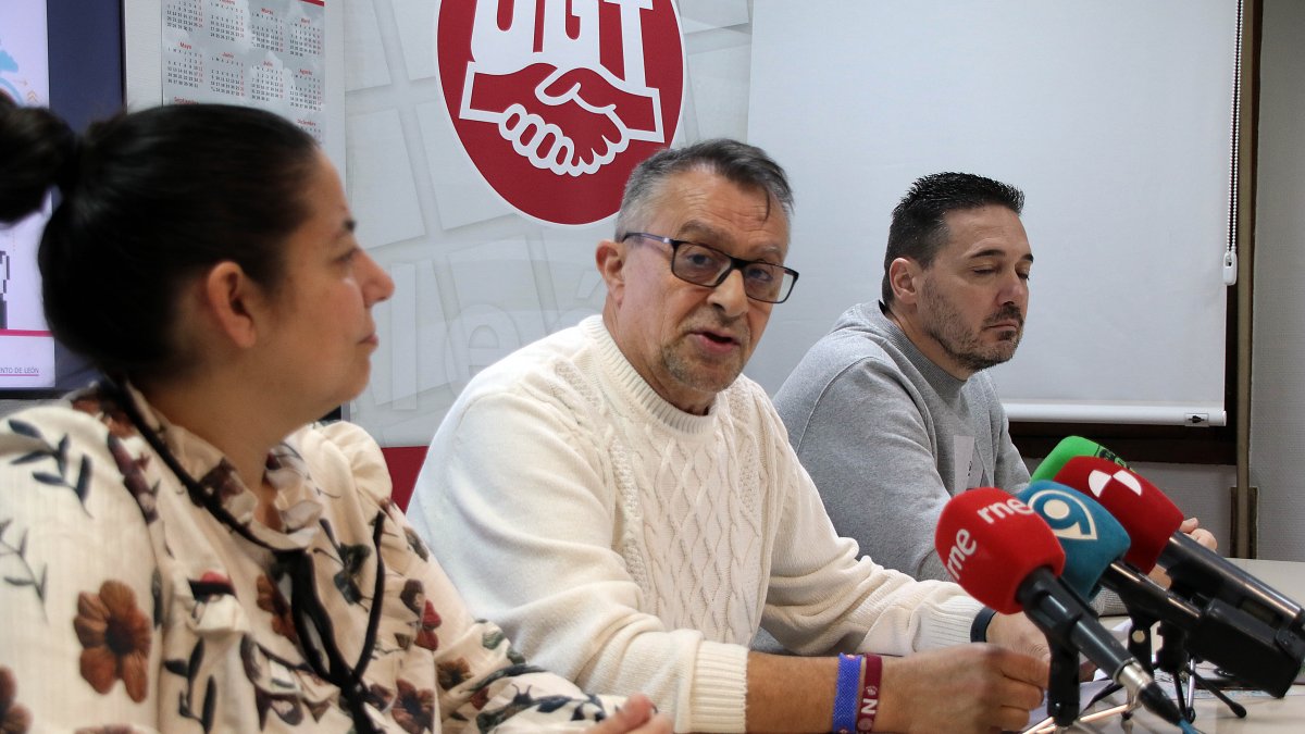 Miembros de UGT León, en una rueda de prensa.