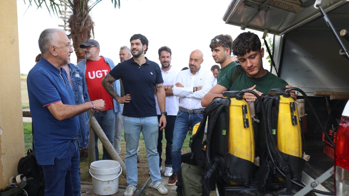 Pepe Álvarez, Óscar Lobo, y el secretario general de UGT Servicios Públicos, Tomás Pérez, se reúnen con la plantilla de lucha contra incendios forestales de la base de Villaralbo (Zamora).