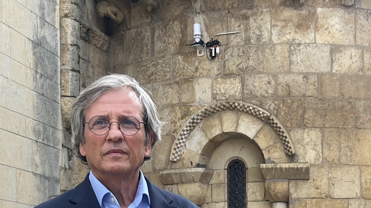 El director general de Patrimonio Cultural, José Ramón Sola, visita la iglesia del Mercado en León