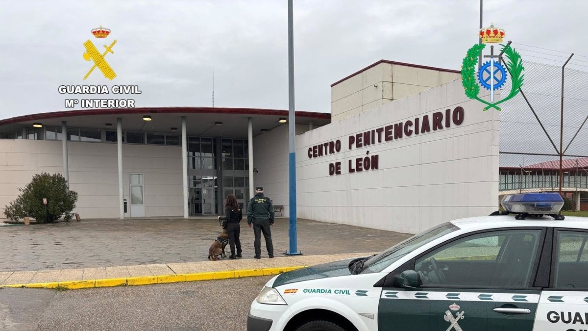 Un vehículo de la Guardia Civil en las puertas del Centro Penitenciario de Mansilla de las Mulas