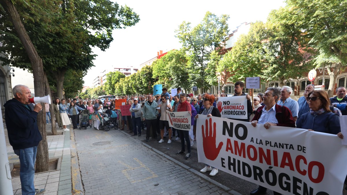 Personas protestan contra la macroplanta de amoníaco de Baltanás (Palencia).