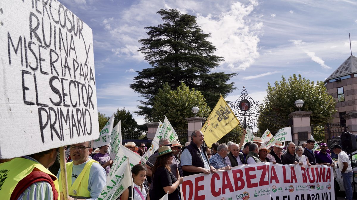 Organización de agricultores se manifiestan en la calle.