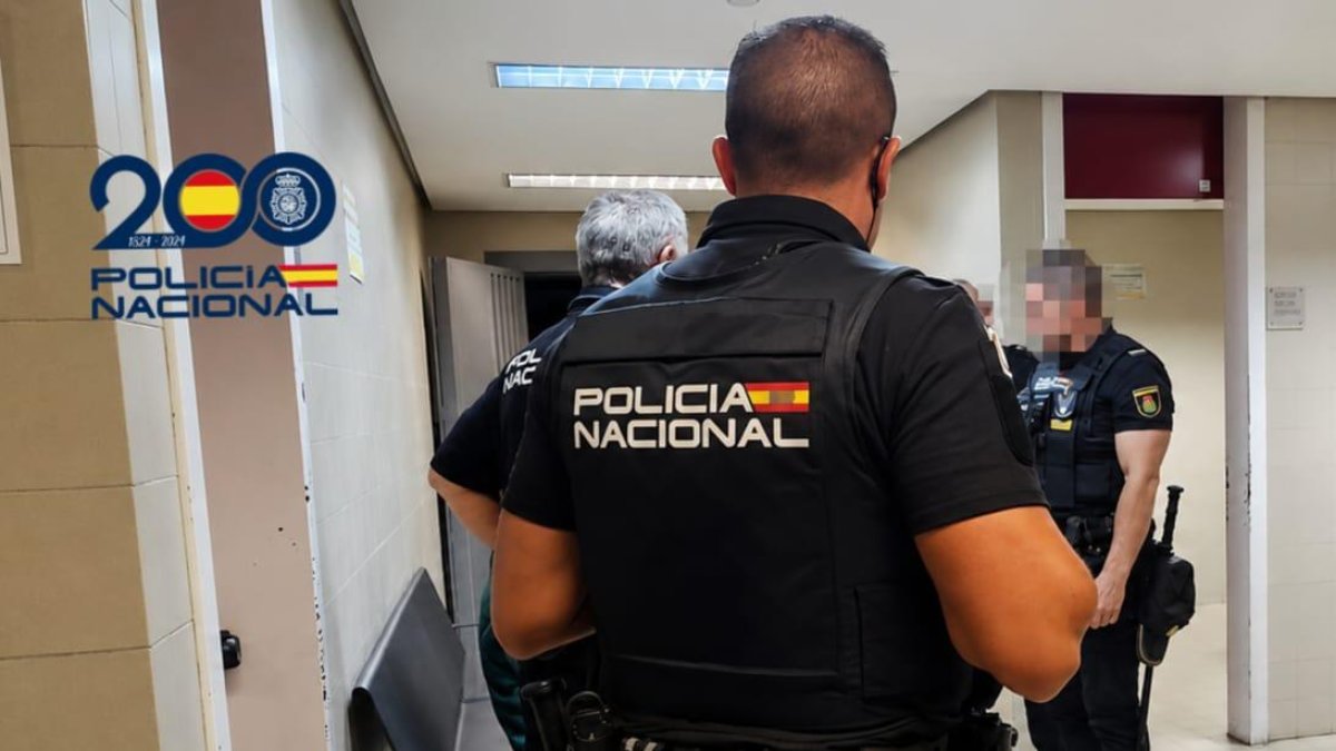 Agentes de la Policía Nacional con el detenido.