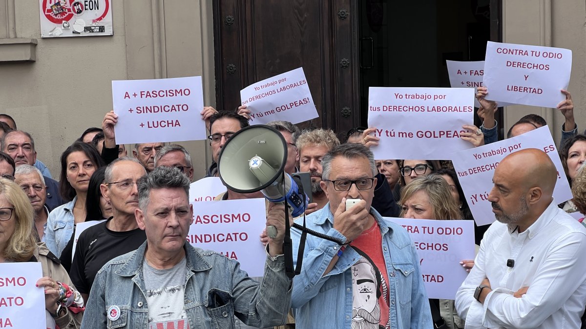 Concentración ante UGT León en rechazo a la agresión sufrida por una trabajadora del sindicato.