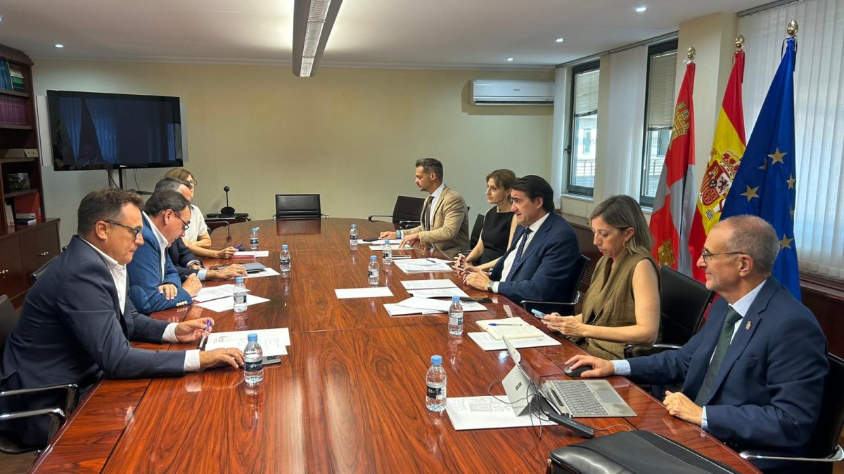 El consejero de Industria, Universidades, Empleo y Comercio Juan Carlos Suarez Quiñones se reúne con la Asociación Empresarial VITARTIS