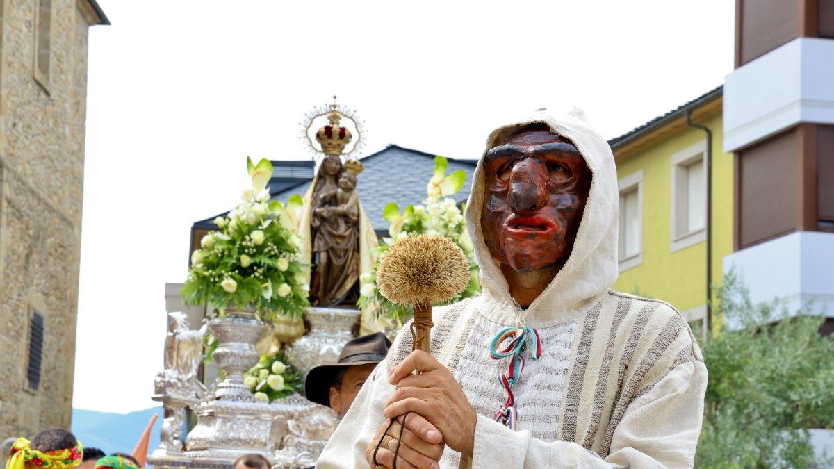 Imágenes del acto institucional por la fiesta de la Virgen de la Encina en Ponferrada  con la participación de autoridades políticas de la provincia y la comunidad.