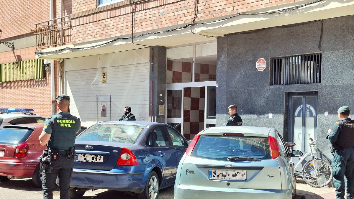 Imagen del dispositivo desplegado en torno a la vivienda del detenido.
