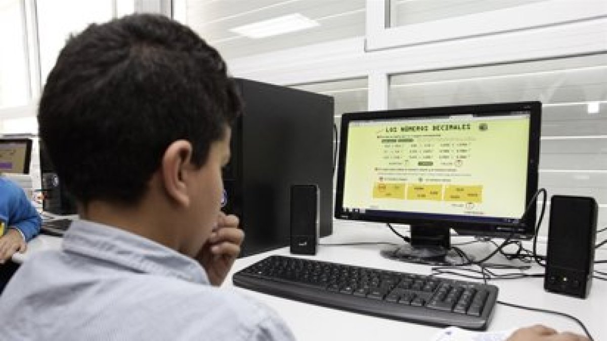 Un alumno utiliza un ordenador en una clase.