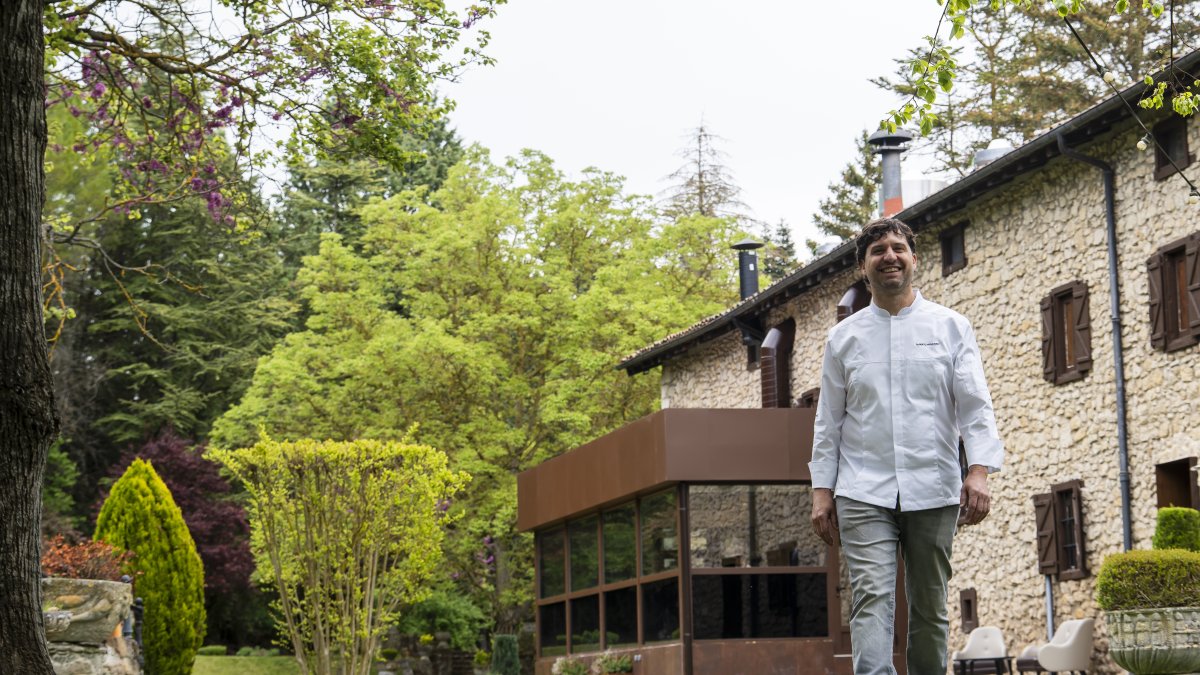 El cocinero mirandés Alberto Molinero posa en los jardines del nuevo hogar de su restaurante con estrella Michelin, Erre de Roca.