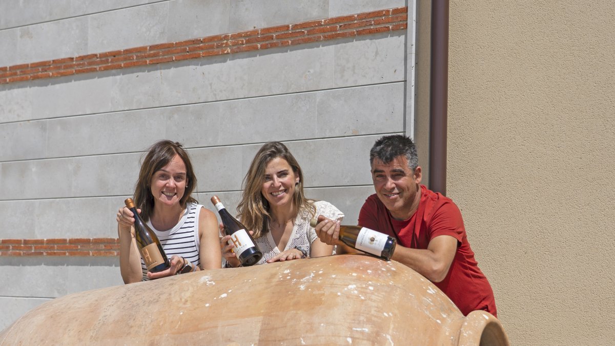Antonio y Manuela Arévalo, junto a Reyes Martínez-Sagarra, enóloga de la bodega.