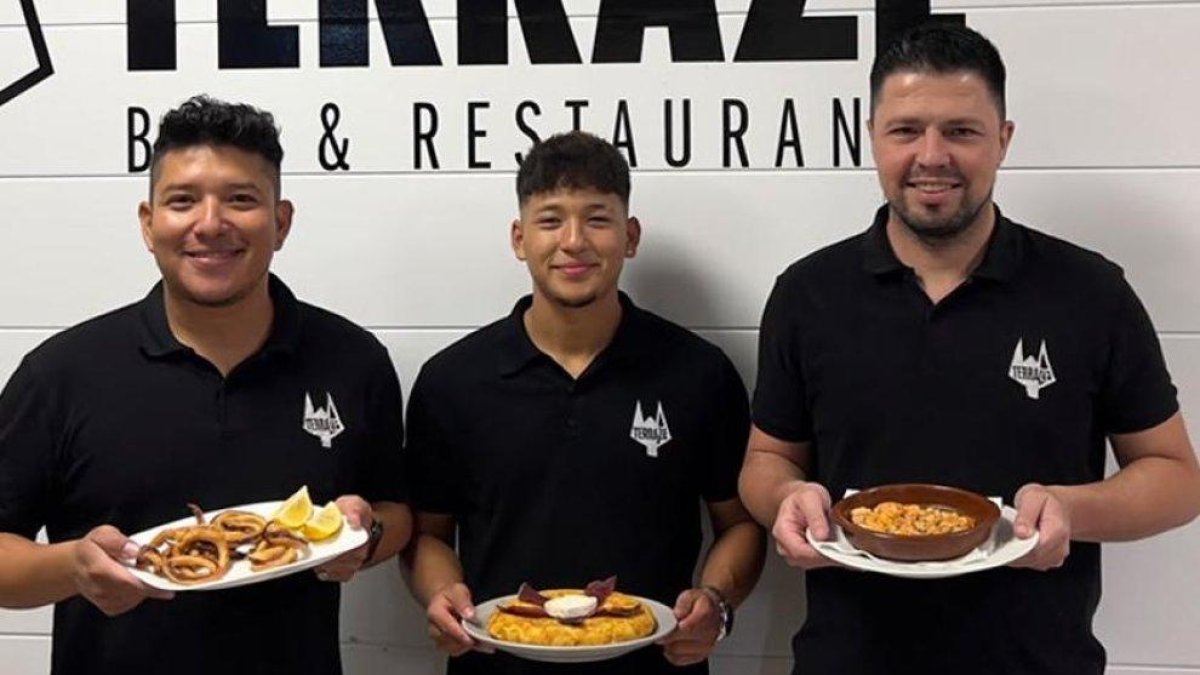Cristian, Mateo y Diego enseñan tres platos de la carta. De izquierda a derecha: calamares a la romana, tortilla de patata de cecina de León con queso de cabra y langostinos al ajillo.