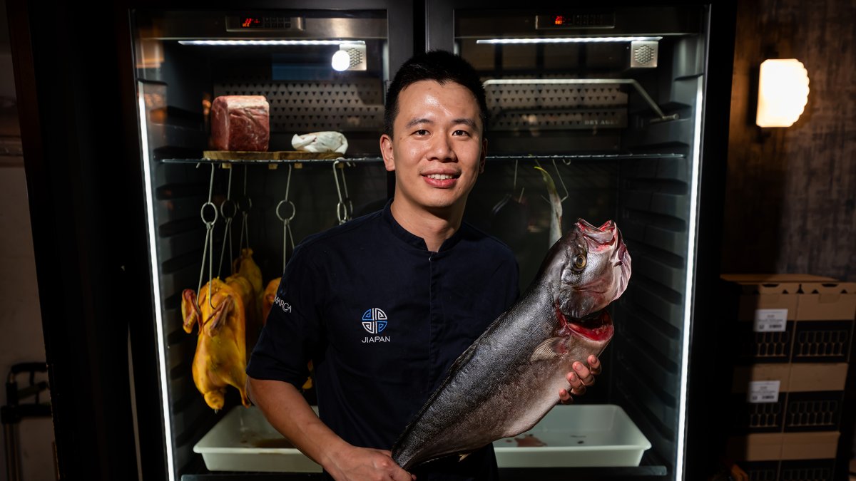 Jiale Pan, Jefe de cocina y fundador de Jiapan en 2018, con un pescado.