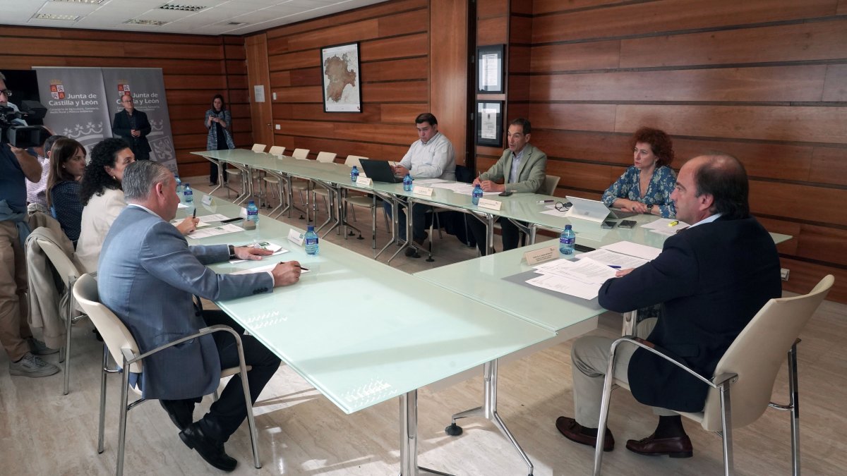 El consejero de Agricultura, Ganadería, Medio Rural y Política Ambiental, Joaquín Antonio Pino, se reúne con las organizaciones agrarias para tratar las medidas de flexibilización de la PAC para la campaña agrícola 2026-2027.