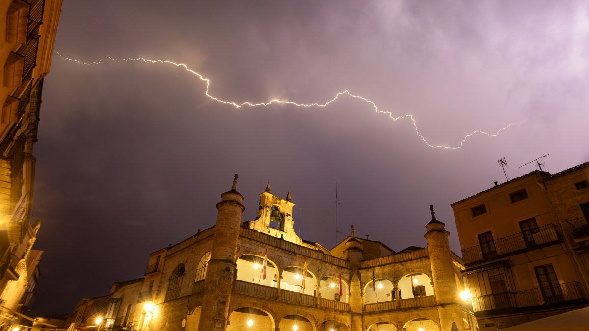 Tormenta sobre Ciudad Rodrigo durante la madrugada de este martes, con lluvia, rayos y una intensa actividad eléctrica.