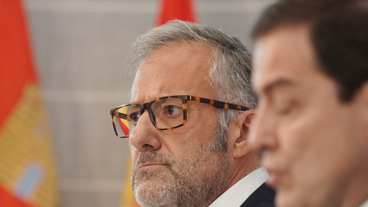 Carlos Pollán y Alfonso Fernández Mañueco durante la presentación del proyecto de presupuestos para 2027.