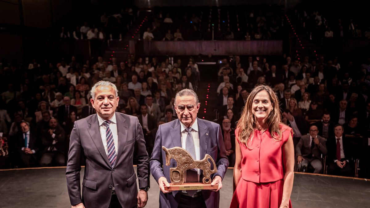 Anselmo García, premio Numancia 2026, junto a Adriana Ulibarri y Nicanor Sen.