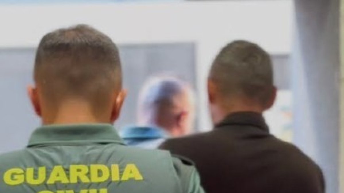 Tres detenidos y una investigada por robar en los bares de las piscinas de distintas localidades sorianas.
