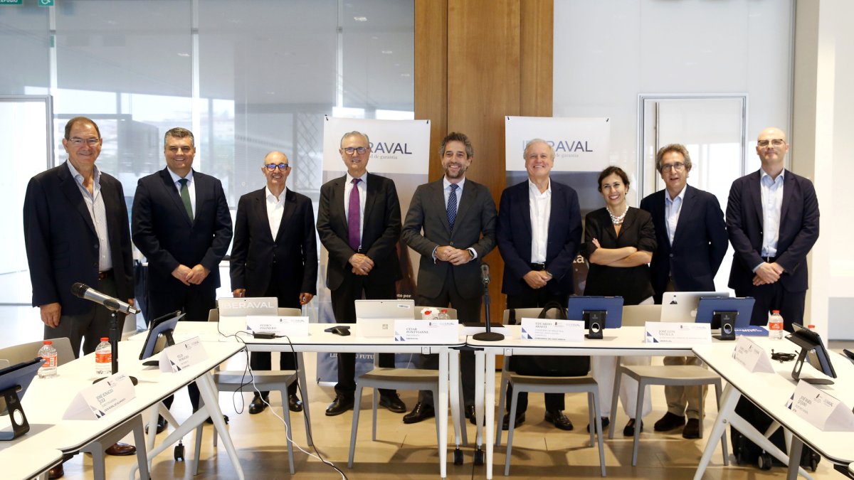 El presidente de Iberaval, César Pontvianne, y el consejero de Industria, Empleo, Innovación y Comercio del Gobierno de Cantabria, Eduardo Arasti, durante la reunión del Consejo de Administración de Iberaval en Santander.