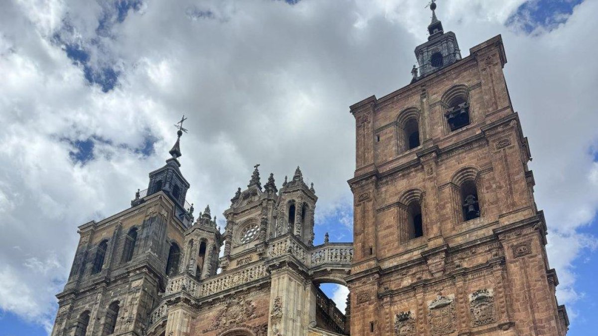Su fachada, del siglo XVIII, es un espectacular retablo de piedra, obra maestra del barroco leonés.