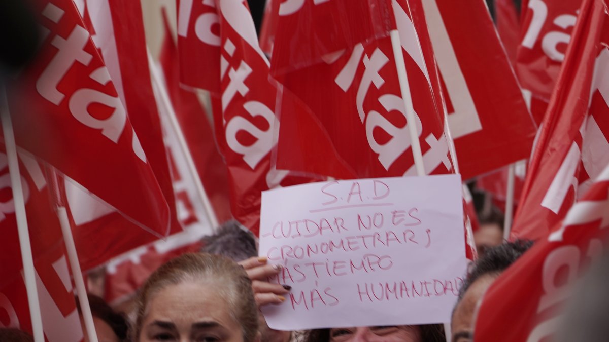 Manifestantes en defensa de las condiciones dignas de las trabajadoras de Ayuda a Domicilio en Castilla y León.