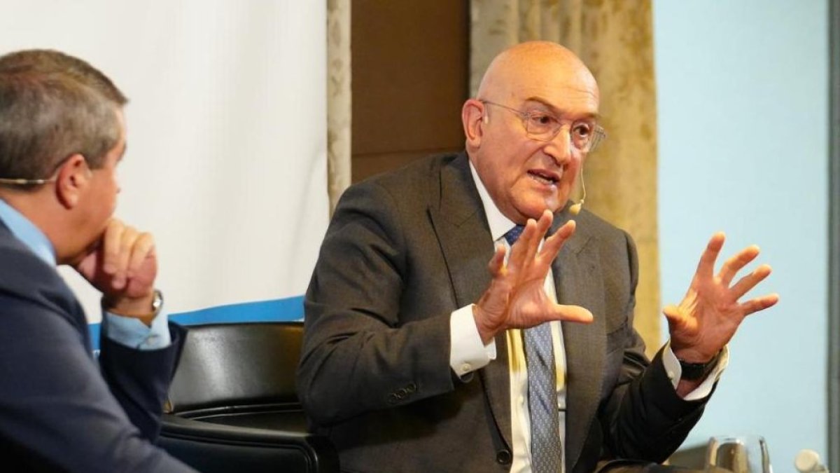 El alcalde de Valladolid, Jesús Julio Carnero, en el Club de Prensa 'Conversaciones Políticas' de El Mundo de Valladolid.