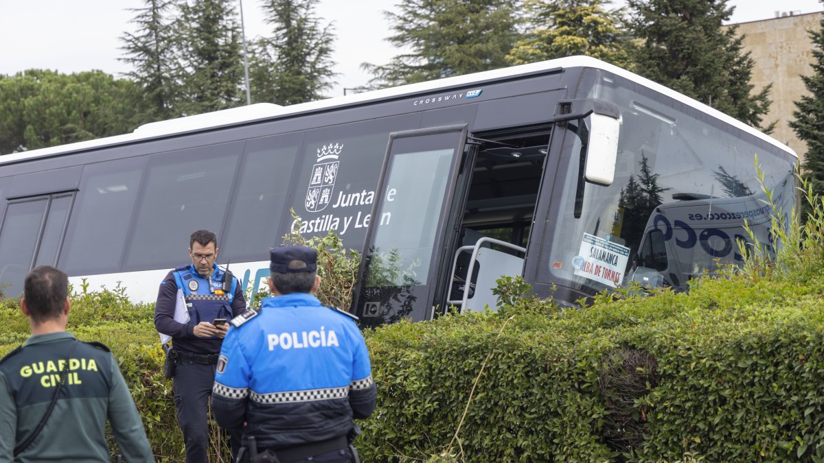 Heridos tras el vuelco de un autobús por el desvanecimiento de su conductor en Santa Marta de Tormes (Salamanca).