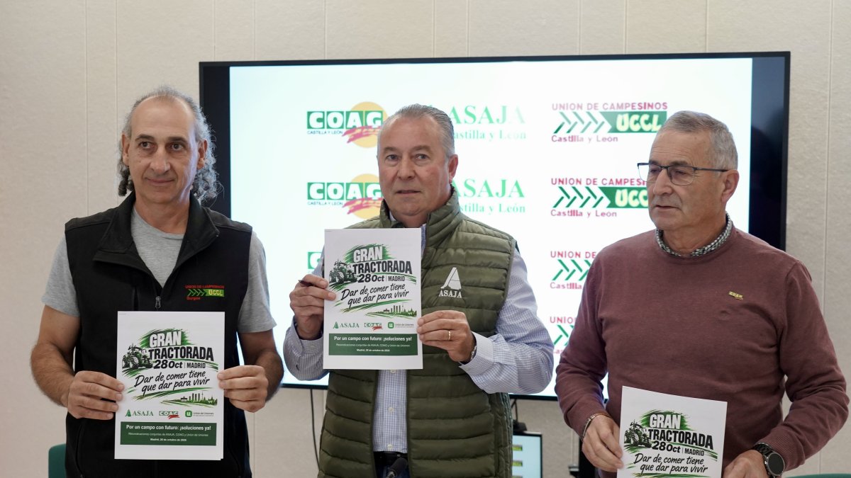 El coordinador de la UCCL, Jesús Manuel González Palacín; el presidente de Asaja de Castilla y León, Donaciano Dujo, y el coordinador general de COAG de Castilla y León, Lorenzo Rivera, informan sobre la tractorada nacional que se celebra el 28 de octubre en Madrid.