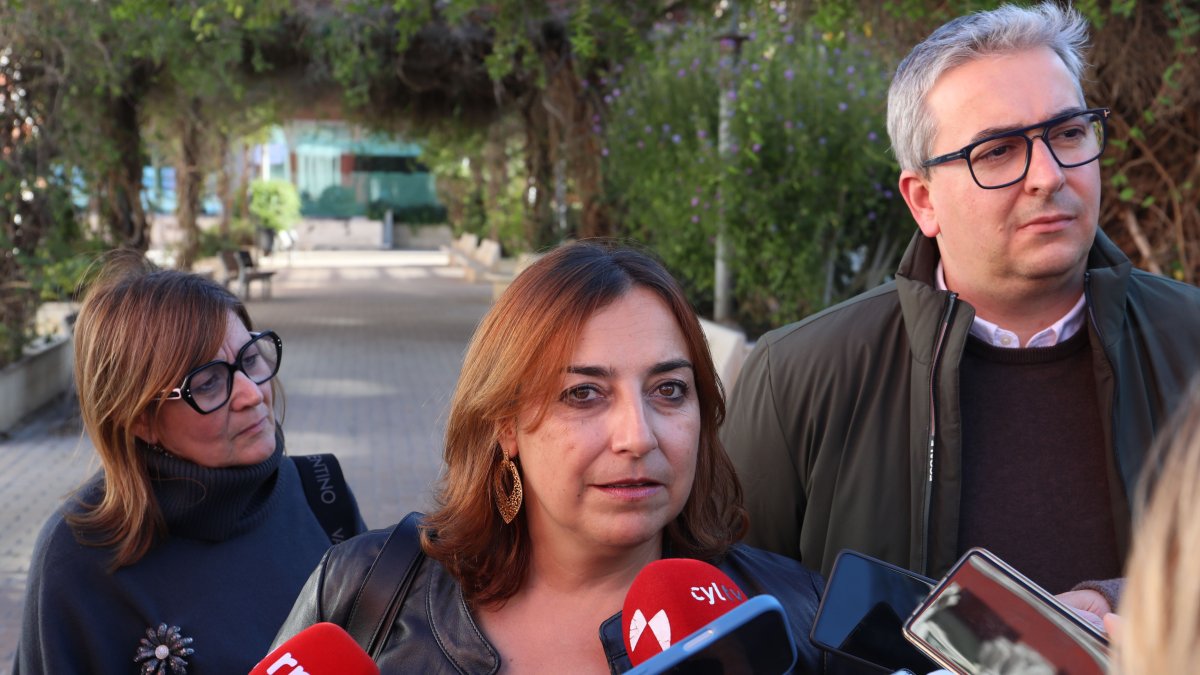 La secretaria general del PSOE palentino, Miriam Andrés (C) flanqueda por Rosa Aldea, candidata la Senado por Palencia ; y Antonio Casas, Secretario de Organización del PSOE de Palencia.