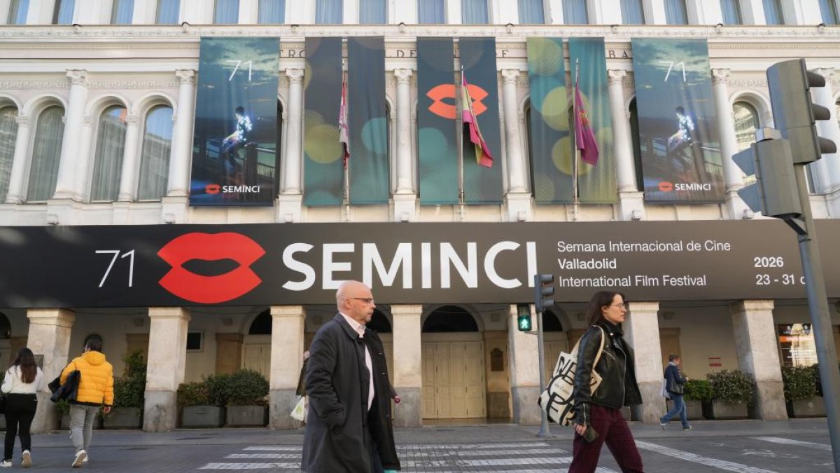 Fachada del teatro Calderón con el cartel de La SEMINCI