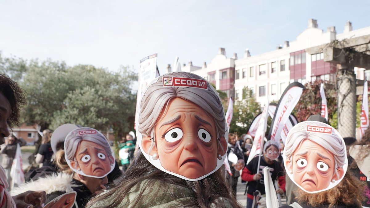 Manifestantes con caretas en la concentración contra el “abandono y la explotación” de las trabajadoras de las residencias.