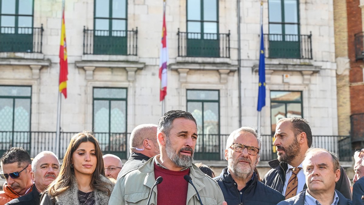 El presidente nacional de Vox, Santiago Abascal, protagoniza un acto en la Plaza Mayor de Burgos