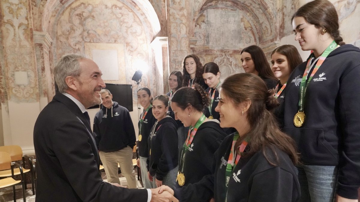 El consejero de Cultura, Turismo y Deporte, Alberto Díaz Pico, recibe a las jugadoras del Club Patinaje en Línea Valladolid.