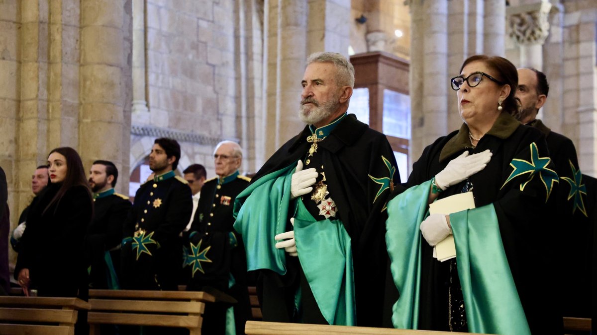 Acto de investidura de nuevos caballeros y damas del Gran Priorato de España de la Orden Militar y Hospitalaria de San Lázaro, con una misa presidida por el cardenal Baltazar Porras Cardozo. A la ceremonia asisten el obispo de León, el alcalde de la ciudad y el abad de San Isidoro.