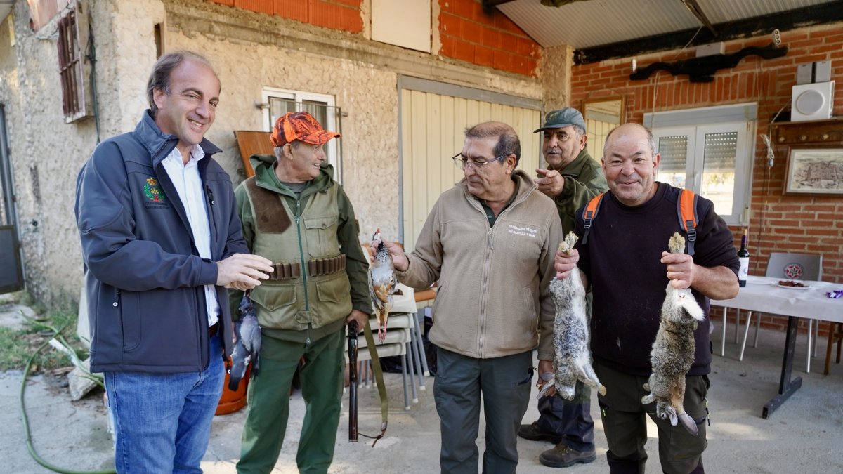 Pino participa en la apertura de la temporada general de caza menor, en Alaejos.