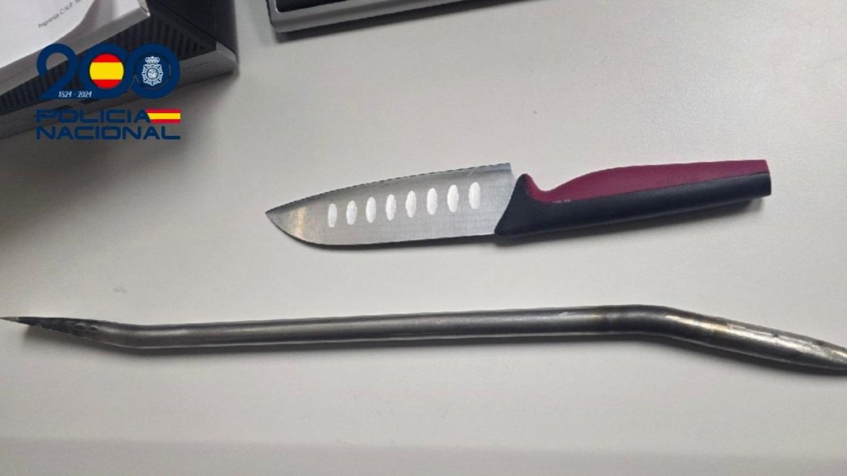 Cuchillo y barra intervenida en el registro del vehículo.