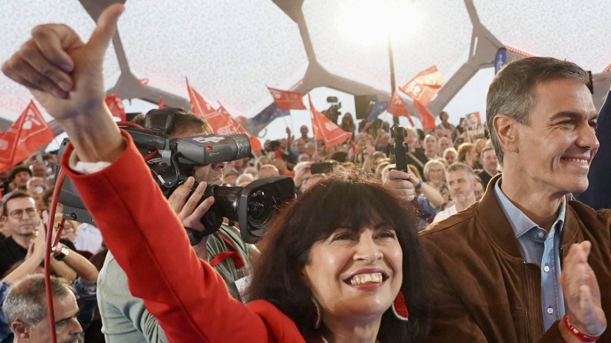 Ana Redondo y Pedro Sánchez, en una imagen de archivo durante el último mitin en la Cúpula del Milenio de Valladolid.