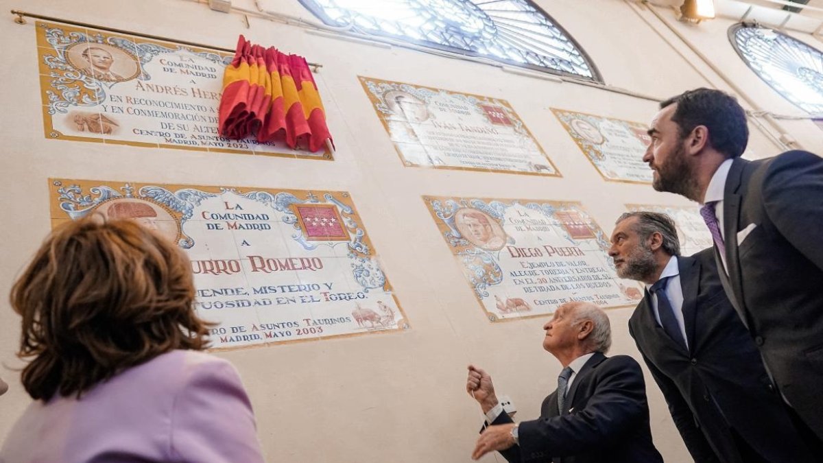 El torero Andrés Hernando descubre una placa en Las Ventas