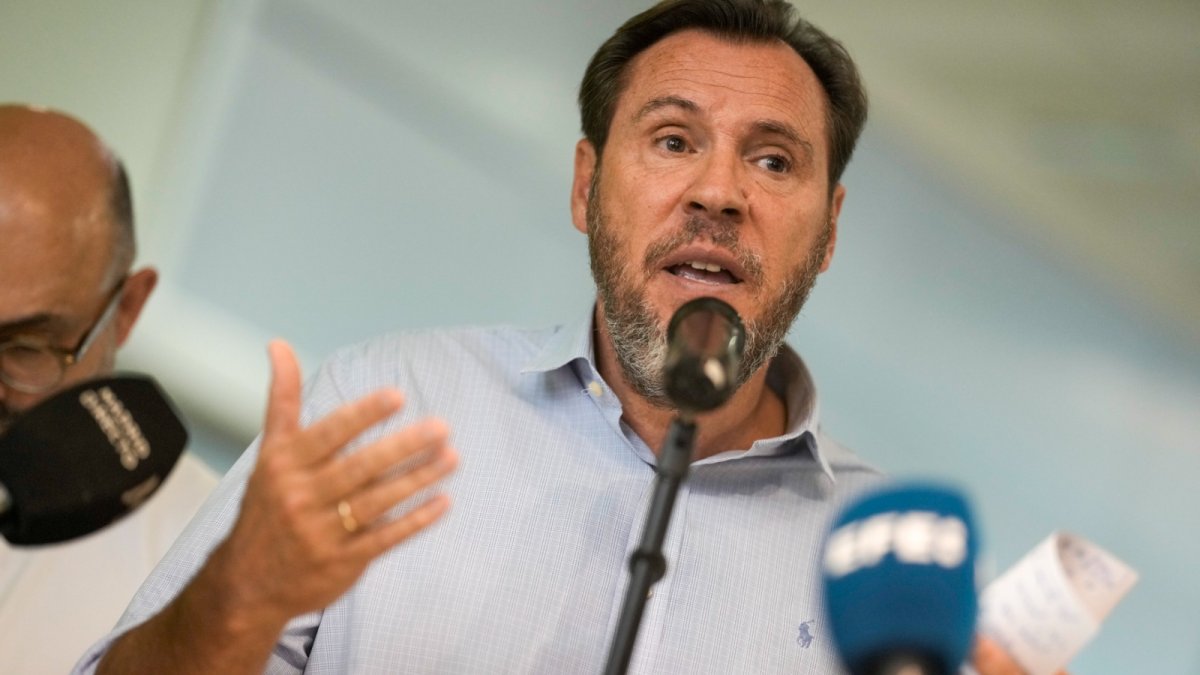 Óscar Puente, ministro de Transportes, durante su comparecencia.
