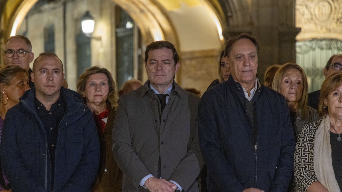 El presidente, Alfonso Fernández Mañueco, en el minuto de silencio en Salamanca por las víctimas de Urda.
