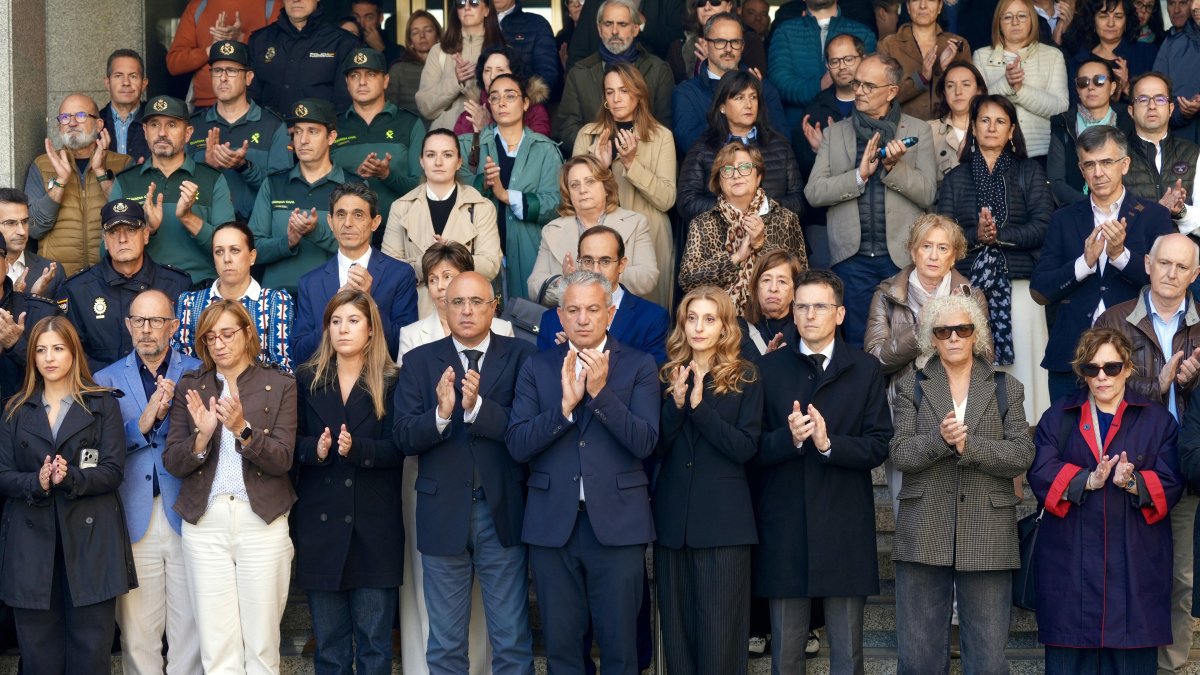 Minuto de silencio en la Delegación del Gobierno de Castilla y León por el accidente ferroviario de Toledo.