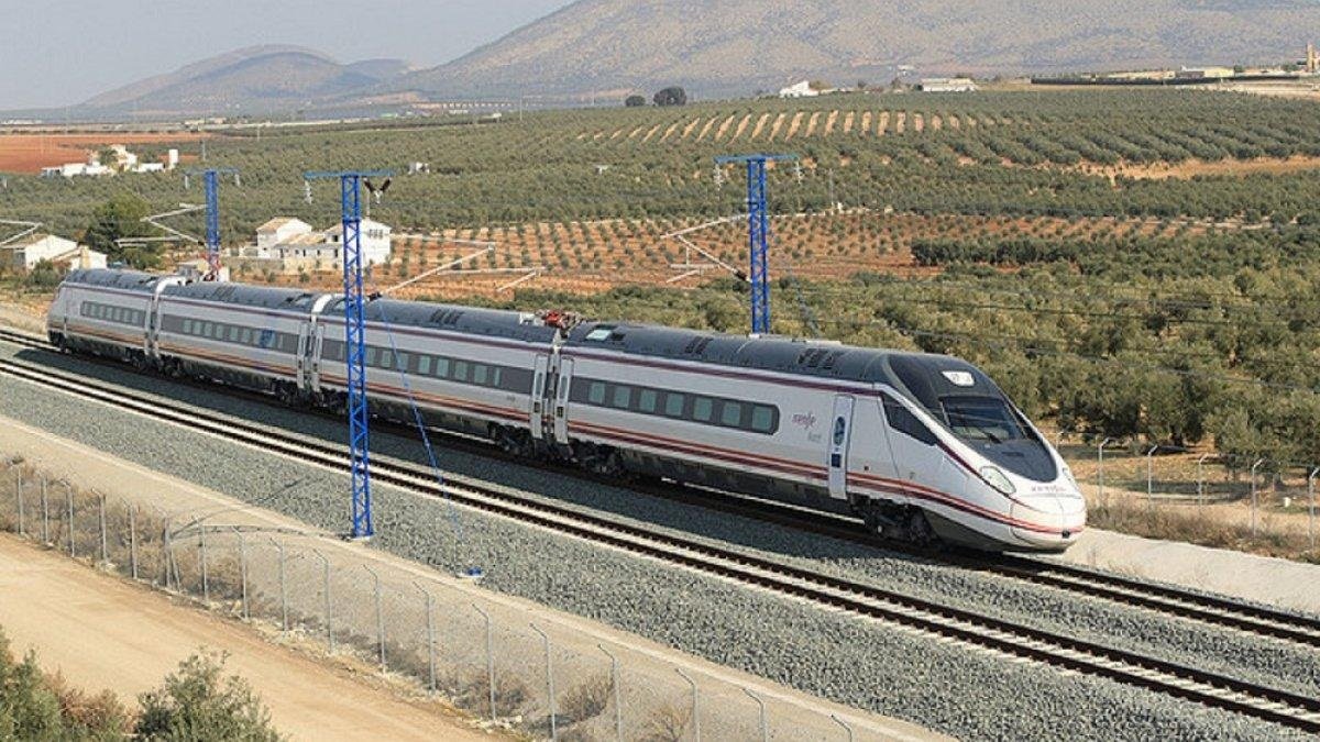 Tren de alta velocidad circulando por el corredor Valladolid-Segovia-Madrid