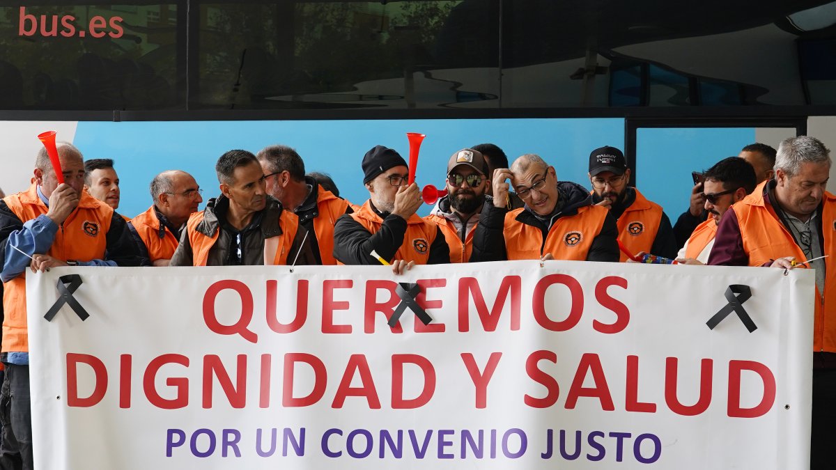Jornada de huelga del transporte interurbano de viajeros de León en la estación de autobuses de Ponferrada.