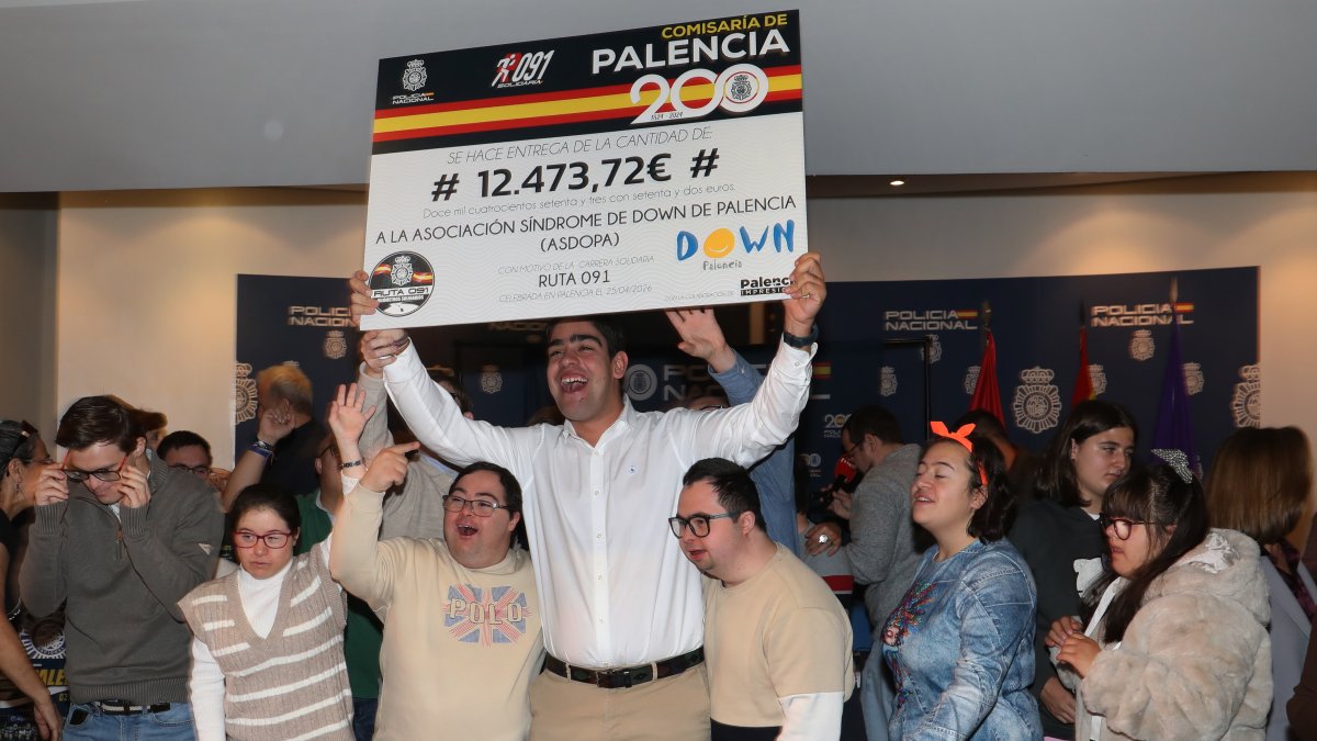 La Policía Nacional recibe a la Asociación Down Palencia para la entrega del talón de la carrera Ruta 091, en la imagen la comisaria jefe de Palencia, Montse Marín;  la presidente de la asociación Síndrome de Down de Palencia Rosa Isabel , entre otros