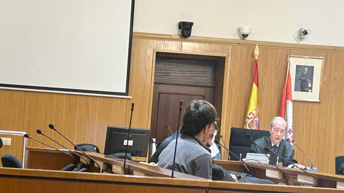 El joven palentino acusado de tráfico de drogas ocupa el banquillo en la Audiencia de Valladolid. 
