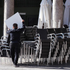 Un camarero apila las mesas de uno de los bares de la Plaza Mayor de Valladolid. MIGUEL ÁNGEL SANTOS