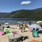 Turistas en una de las playas del Lago de Sanabria