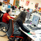 Personas con discapacidad en un entorno laboral. Imagen de archivo. / E. M.