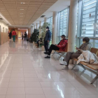 Pacientes con mascarilla este miércoles esperando a ser atentidos en un centro de salud de Castilla y León.-PHOTOGENIC