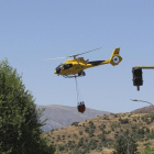 Un helicóptero trabaja en las labores de extinción del fuego en Cebreros. Europa Press